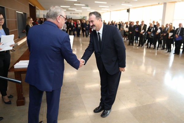 Uroczystość wręczenia awansów profesorskich w foyer Auli UMK (25.09.2019) [fot. Andrzej Romański]