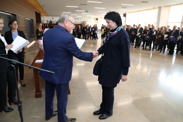 Uroczystość wręczenia awansów profesorskich w foyer Auli UMK (25.09.2019) [fot. Andrzej Romański]