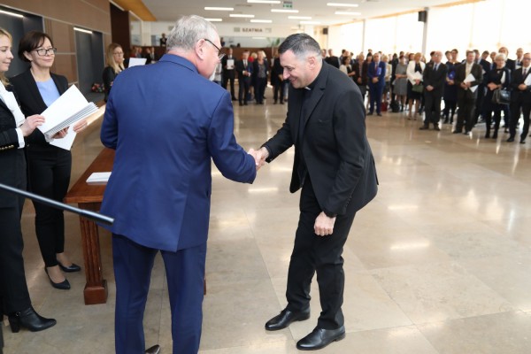 Uroczystość wręczenia awansów profesorskich w foyer Auli UMK (25.09.2019) [fot. Andrzej Romański]