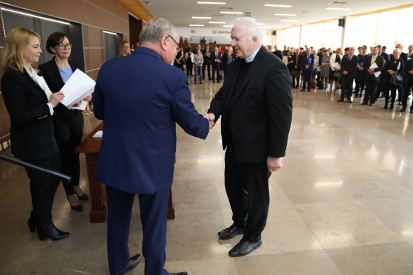 Uroczystość wręczenia awansów profesorskich w foyer Auli UMK (25.09.2019) [fot. Andrzej Romański]