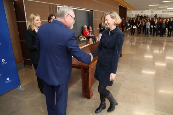 Uroczystość wręczenia awansów profesorskich w foyer Auli UMK (25.09.2019) [fot. Andrzej Romański]