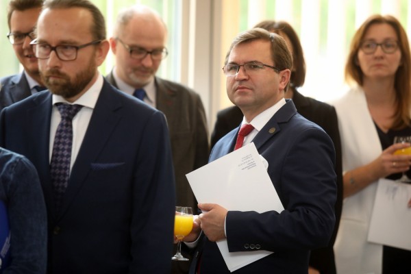 Uroczystość wręczenia awansów profesorskich w foyer Auli UMK (25.09.2019) [fot. Andrzej Romański]