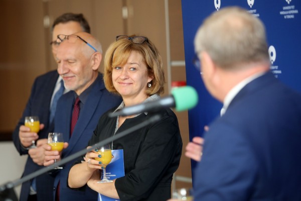 Uroczystość wręczenia awansów profesorskich w foyer Auli UMK (25.09.2019) [fot. Andrzej Romański]