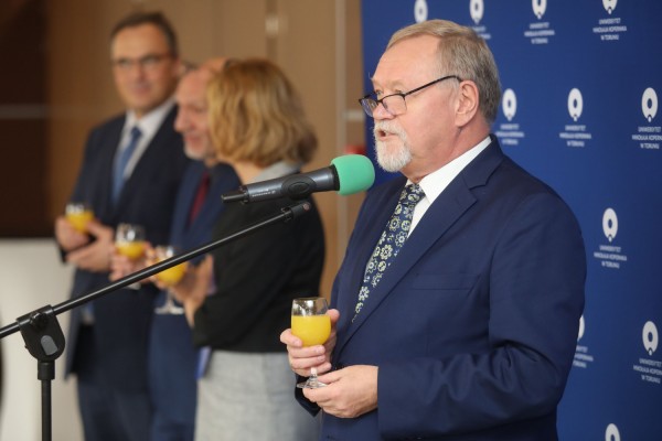 Uroczystość wręczenia awansów profesorskich w foyer Auli UMK (25.09.2019) [fot. Andrzej Romański]