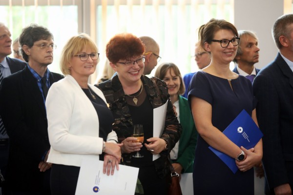 Uroczystość wręczenia awansów profesorskich w foyer Auli UMK (25.09.2019) [fot. Andrzej Romański]