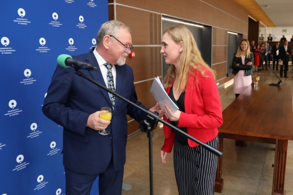 Uroczystość wręczenia awansów profesorskich w foyer Auli UMK (25.09.2019) [fot. Andrzej Romański]