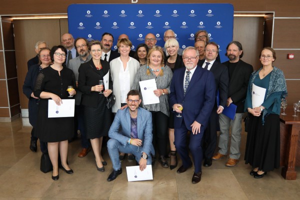 Uroczystość wręczenia awansów profesorskich w foyer Auli UMK (25.09.2019) [fot. Andrzej Romański]