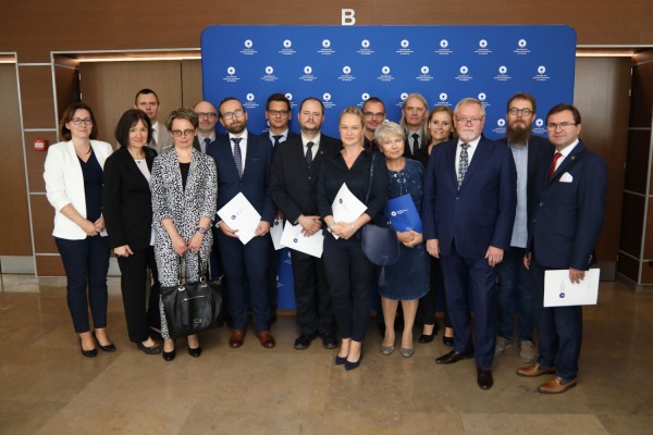 Uroczystość wręczenia awansów profesorskich w foyer Auli UMK (25.09.2019) [fot. Andrzej Romański]