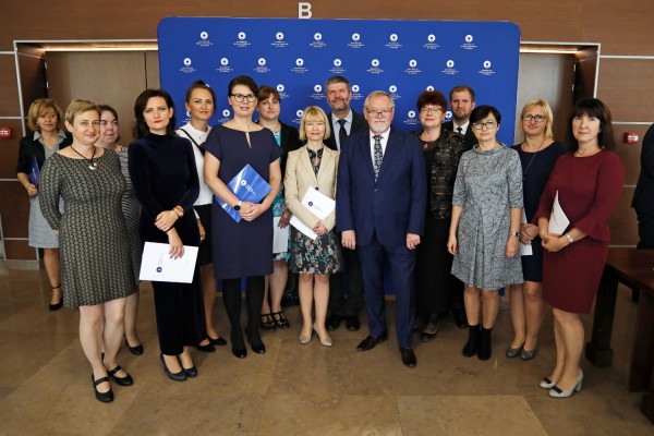 Uroczystość wręczenia awansów profesorskich w foyer Auli UMK (25.09.2019) [fot. Andrzej Romański]