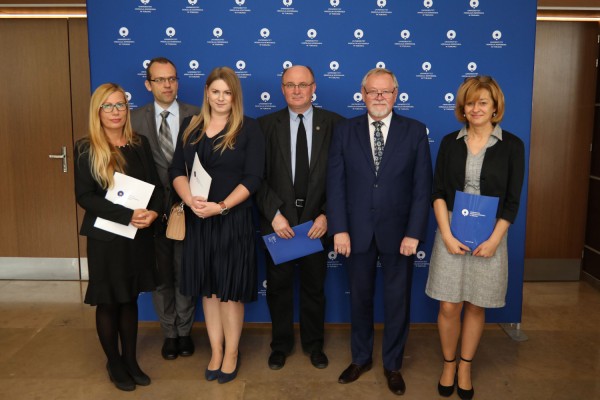 Uroczystość wręczenia awansów profesorskich w foyer Auli UMK (25.09.2019) [fot. Andrzej Romański]