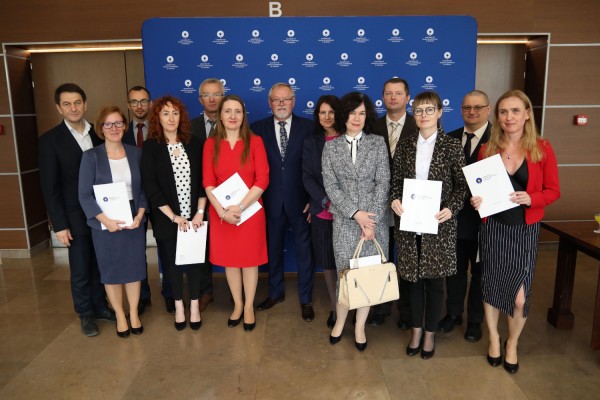 Uroczystość wręczenia awansów profesorskich w foyer Auli UMK (25.09.2019) [fot. Andrzej Romański]