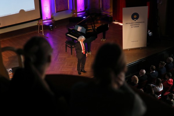 Wykład rektorski, prof. Oded Galor (Centrum Kultury Dwór Artusa, 17.10.2019) [fot. Andrzej Romański]