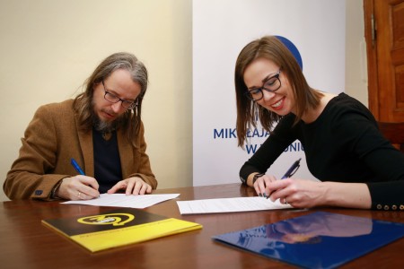 Prodziekan dr Adam Kola i Pani Aleksandra Sergot z 3WAY Dynamicznego Centrum Językowego w Toruniu  