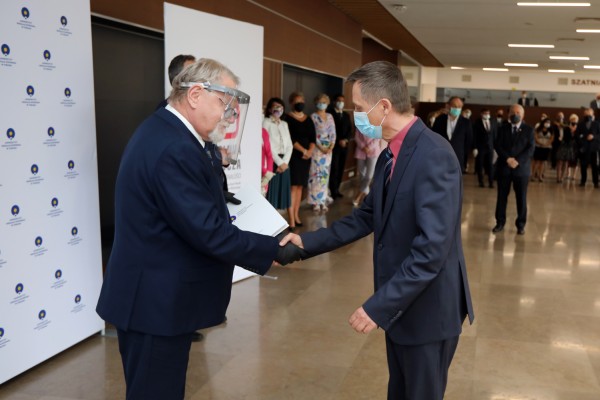 Nagrody dla pracowników naukowych (Aula UMK, 24.06.2020) [fot. Andrzej Romański]