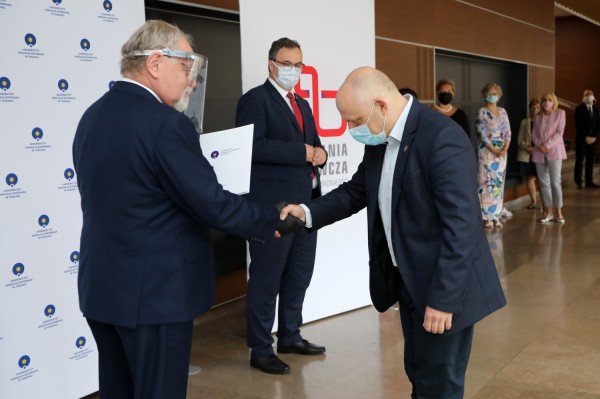 Nagrody dla pracowników naukowych (Aula UMK, 24.06.2020) [fot. Andrzej Romański]