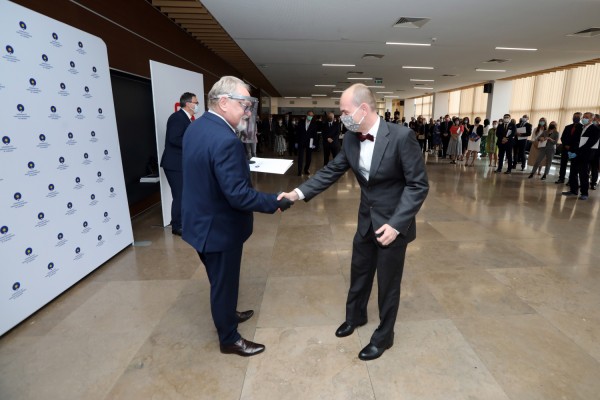 Nagrody dla pracowników naukowych (Aula UMK, 24.06.2020) [fot. Andrzej Romański]