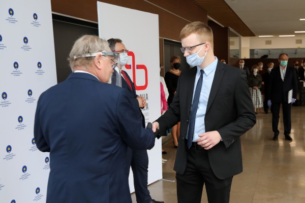 Nagrody dla pracowników naukowych (Aula UMK, 24.06.2020) [fot. Andrzej Romański]