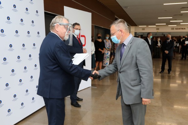 Nagrody dla pracowników naukowych (Aula UMK, 24.06.2020) [fot. Andrzej Romański]