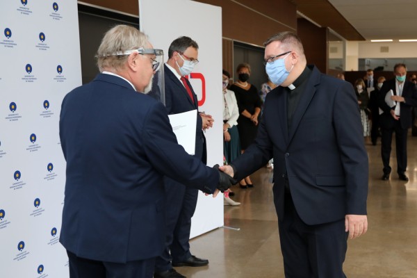 Nagrody dla pracowników naukowych (Aula UMK, 24.06.2020) [fot. Andrzej Romański]