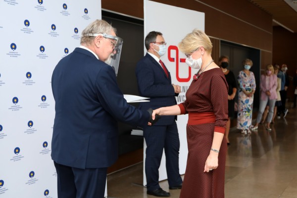 Nagrody dla pracowników naukowych (Aula UMK, 24.06.2020) [fot. Andrzej Romański]