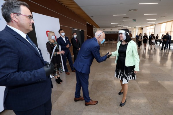 Nagrody Rektora UMK dla pracowników administracji (Aula UMK, 23.06.2020) [fot. Andrzej Romański]