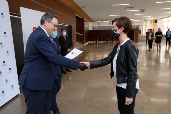 Nagrody Rektora UMK dla pracowników administracji (Aula UMK, 23.06.2020) [fot. Andrzej Romański]