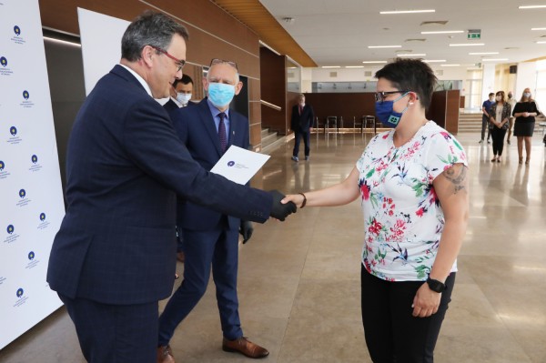 Nagrody Rektora UMK dla pracowników administracji (Aula UMK, 23.06.2020) [fot. Andrzej Romański]