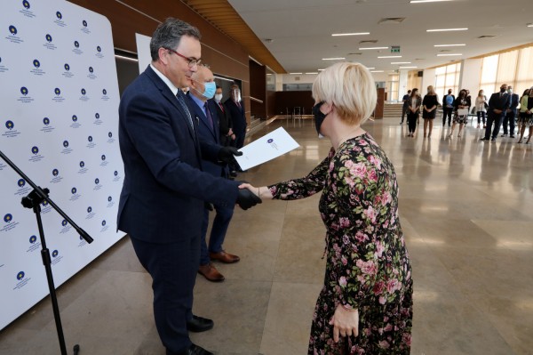 Nagrody Rektora UMK dla pracowników administracji (Aula UMK, 23.06.2020) [fot. Andrzej Romański]