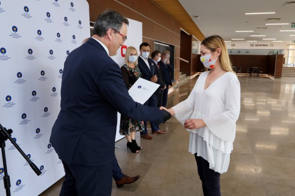 Nagrody Rektora UMK dla pracowników administracji (Aula UMK, 23.06.2020) [fot. Andrzej Romański]