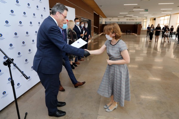 Nagrody Rektora UMK dla pracowników administracji (Aula UMK, 23.06.2020) [fot. Andrzej Romański]