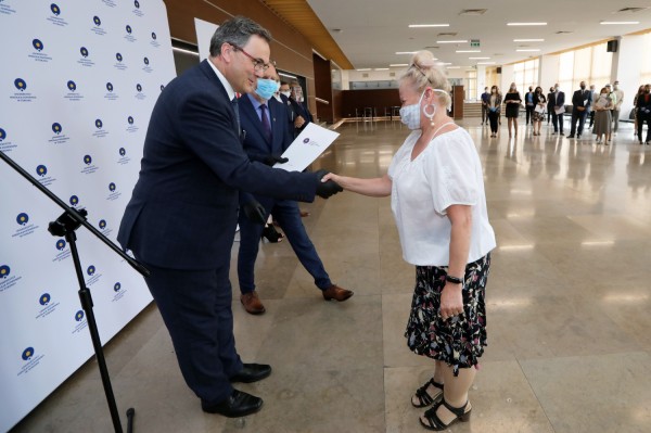 Nagrody Rektora UMK dla pracowników administracji (Aula UMK, 23.06.2020) [fot. Andrzej Romański]