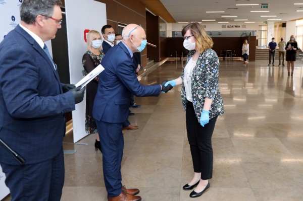 Nagrody Rektora UMK dla pracowników administracji (Aula UMK, 23.06.2020) [fot. Andrzej Romański]