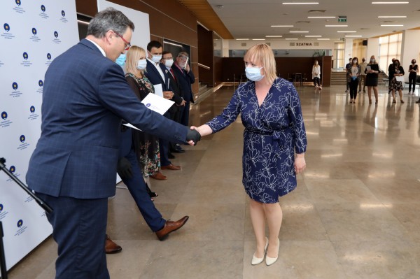 Nagrody Rektora UMK dla pracowników administracji (Aula UMK, 23.06.2020) [fot. Andrzej Romański]