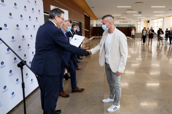 Nagrody Rektora UMK dla pracowników administracji (Aula UMK, 23.06.2020) [fot. Andrzej Romański]