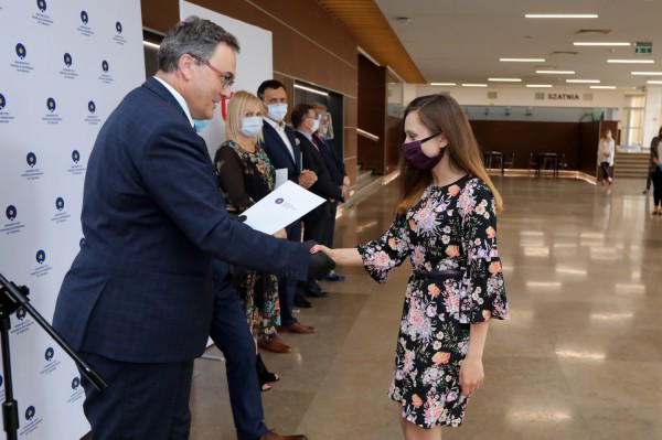 Nagrody Rektora UMK dla pracowników administracji (Aula UMK, 23.06.2020) [fot. Andrzej Romański]