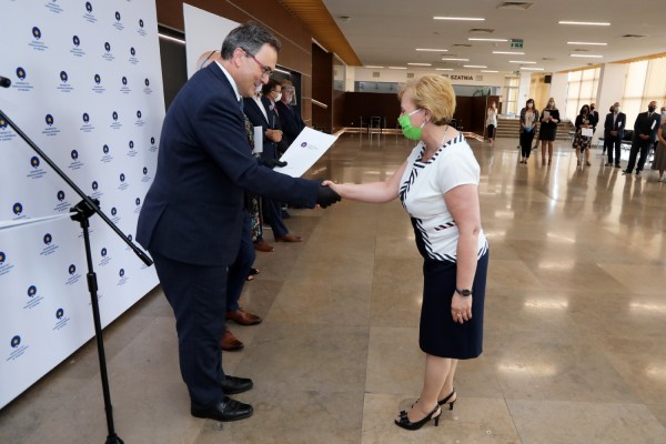 Nagrody Rektora UMK dla pracowników administracji (Aula UMK, 23.06.2020) [fot. Andrzej Romański]