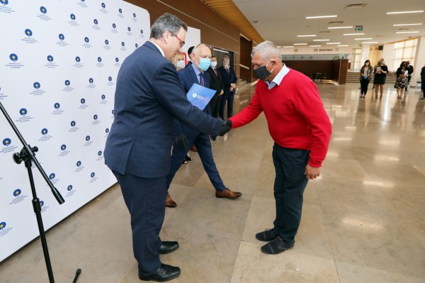 Nagrody Rektora UMK dla pracowników administracji (Aula UMK, 23.06.2020) [fot. Andrzej Romański]