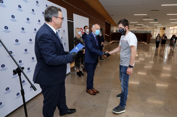 Nagrody Rektora UMK dla pracowników administracji (Aula UMK, 23.06.2020) [fot. Andrzej Romański]