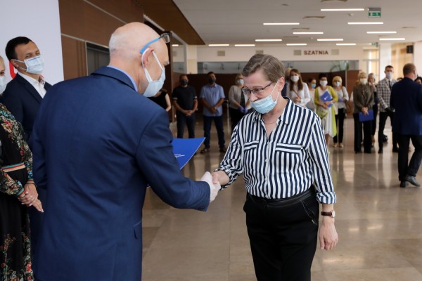 Nagrody Rektora UMK dla pracowników administracji (Aula UMK, 23.06.2020) [fot. Andrzej Romański]