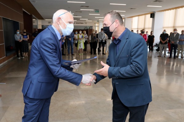 Nagrody Rektora UMK dla pracowników administracji (Aula UMK, 23.06.2020) [fot. Andrzej Romański]