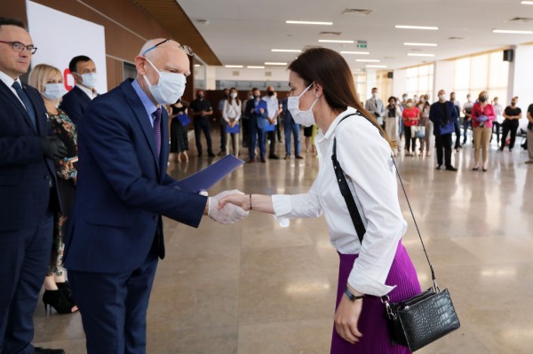 Nagrody Rektora UMK dla pracowników administracji (Aula UMK, 23.06.2020) [fot. Andrzej Romański]