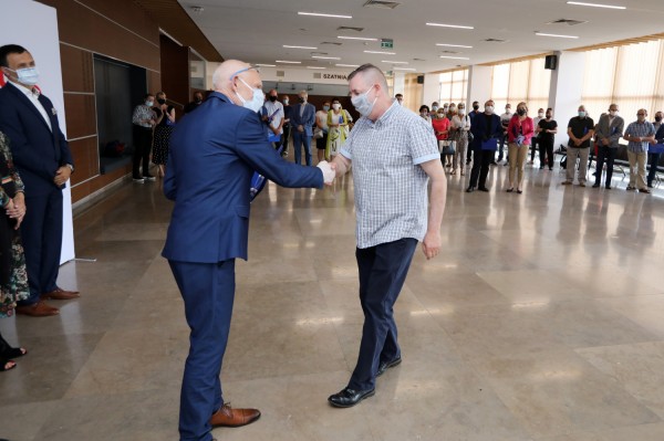 Nagrody Rektora UMK dla pracowników administracji (Aula UMK, 23.06.2020) [fot. Andrzej Romański]