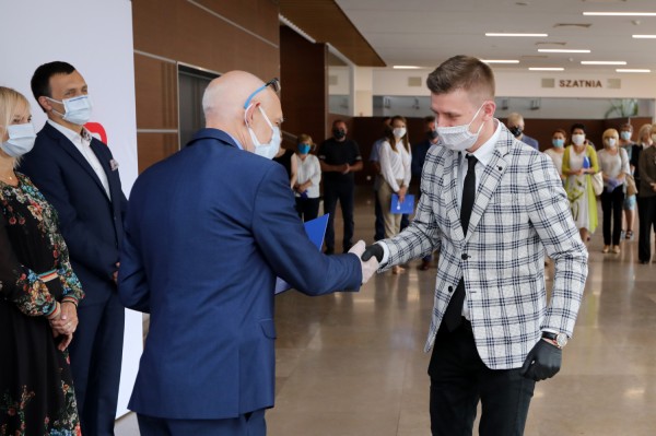 Nagrody Rektora UMK dla pracowników administracji (Aula UMK, 23.06.2020) [fot. Andrzej Romański]