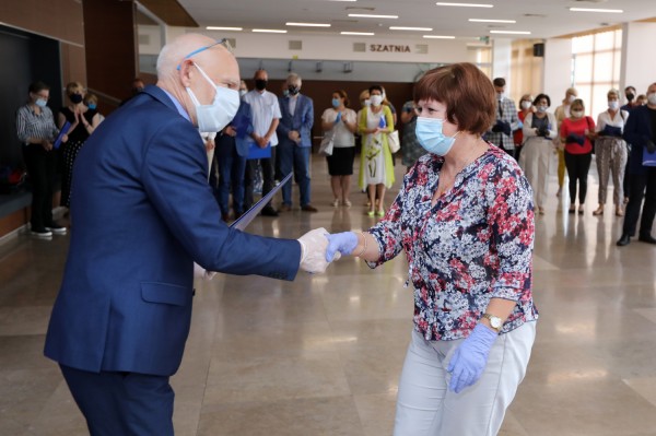 Nagrody Rektora UMK dla pracowników administracji (Aula UMK, 23.06.2020) [fot. Andrzej Romański]