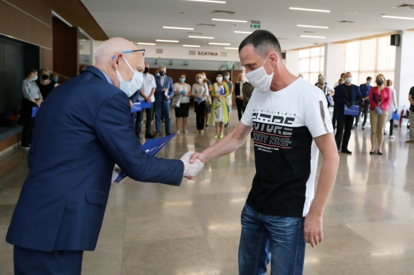 Nagrody Rektora UMK dla pracowników administracji (Aula UMK, 23.06.2020) [fot. Andrzej Romański]