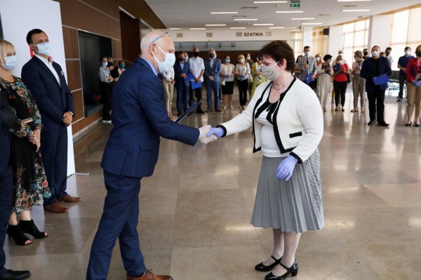 Nagrody Rektora UMK dla pracowników administracji (Aula UMK, 23.06.2020) [fot. Andrzej Romański]