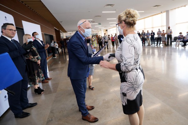 Nagrody Rektora UMK dla pracowników administracji (Aula UMK, 23.06.2020) [fot. Andrzej Romański]