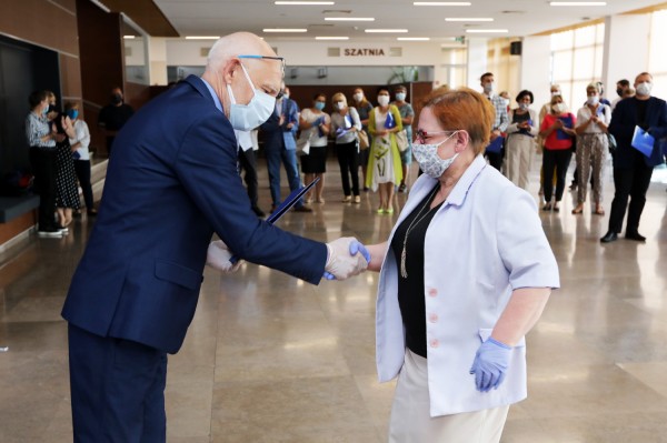 Nagrody Rektora UMK dla pracowników administracji (Aula UMK, 23.06.2020) [fot. Andrzej Romański]