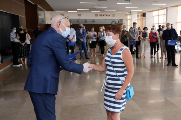 Nagrody Rektora UMK dla pracowników administracji (Aula UMK, 23.06.2020) [fot. Andrzej Romański]