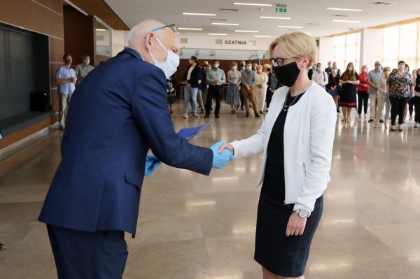 Nagrody Rektora UMK dla pracowników administracji (Aula UMK, 23.06.2020) [fot. Andrzej Romański]